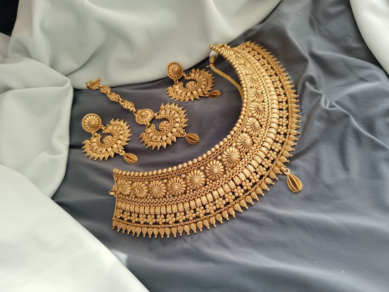 Rajwada Bridal Choker Set - Image 4