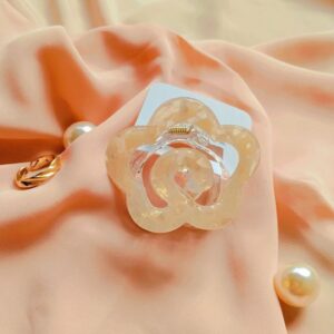 Crème Floral Claw Clip – Elegant Flower Hair Clip, Aesthetic Hair Accessory with Strong Hold & Anti-Slip Grip for Everyday Styling