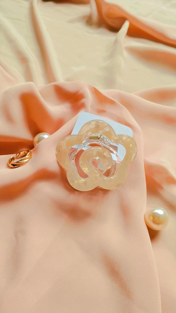 Crème Floral Claw Clip – Elegant Flower Hair Clip, Aesthetic Hair Accessory with Strong Hold & Anti-Slip Grip for Everyday Styling